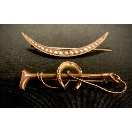 525 - A 9ct gold brooch, as a Riding Crop and Horseshoe, stamped 9ct, another graduated grey white culture... 