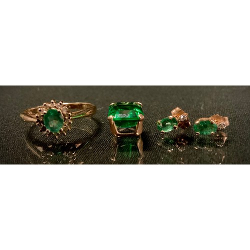 531 - A diamond and emerald cluster ring, central oval emerald appro 0.35ct, surrounded by fourteen round ... 