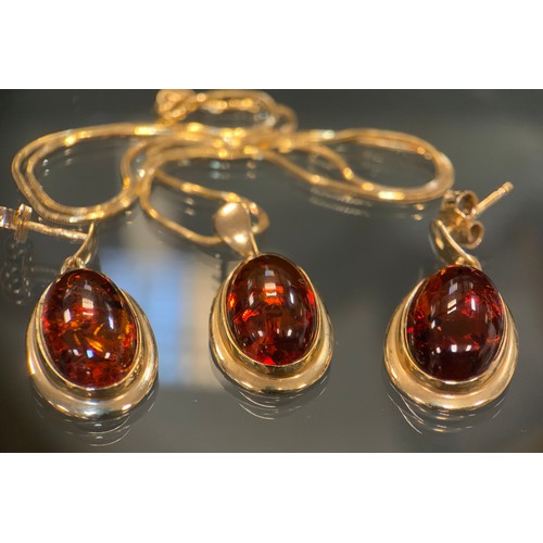 540 - A copal amber and yellow metal pendant and earring suite, stamped 585, 10g gross