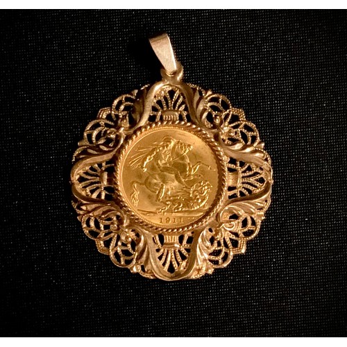 558 - A George IV gold sovereign, 1911, London mint, ornate 9ct gold floral mount, 18.1g