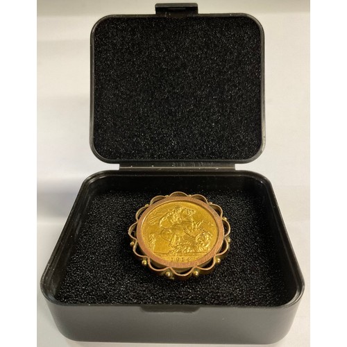 616 - A gold sovereign, 1914, in a mount