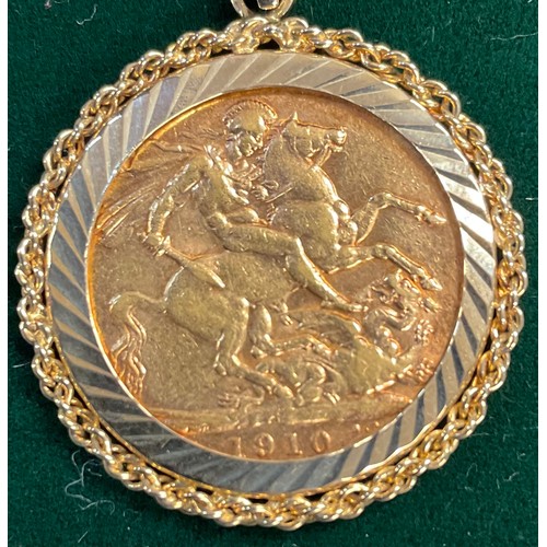 618 - An Edwardian gold sovereign, set in 9ct mount and chain