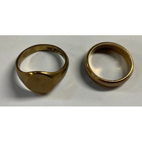 619 - A 9ct gold wedding band; a 9ct gold signet ring (2)