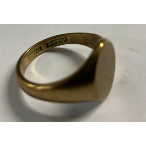 619 - A 9ct gold wedding band; a 9ct gold signet ring (2)