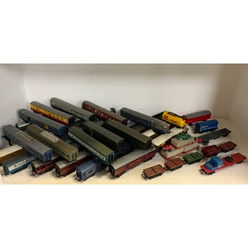 146 - Toys - Hornby, Tri-ang and other OO Gauge rolling stock, inc assorted Passenger coaches, Pullman, do... 