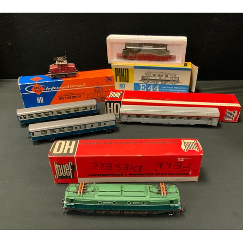 161 - Toys - OO gauge locomotives and rolling stock inc Jouef Fell Diesel, SNCF 2D2 9120, three passenger ... 