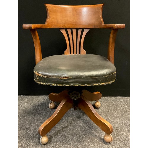 256 - An early 20th century oak swivel desk chair, 61.5cm wide.