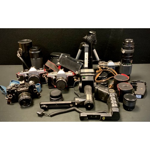 262 - Cameras and camera equipment - a Praktica MTL5 35mm SLR camera, with 50mm Carl Zeiss Jena DDR f/2.8 ... 