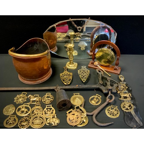 252A - Brass - candlesticks, horse brasses, biscuit barrel with squirrel top, copper coal scuttle; etc