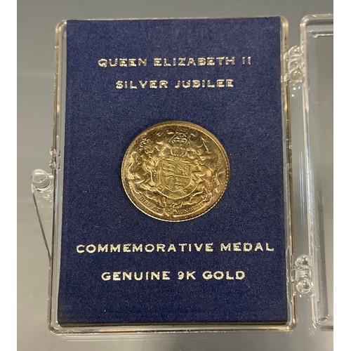 413 - A Queen Elizabeth II silver jubilee 9ct gold token, 2.6g, cased