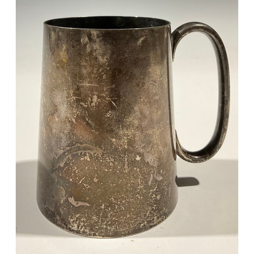 55 - A silver spreading cylindrical mug, Sheffield 1924, 261g