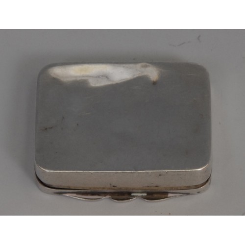 85 - A George V silver rectangular snuff box, hinged cover bright-cut and wrigglework engraved, and centr... 