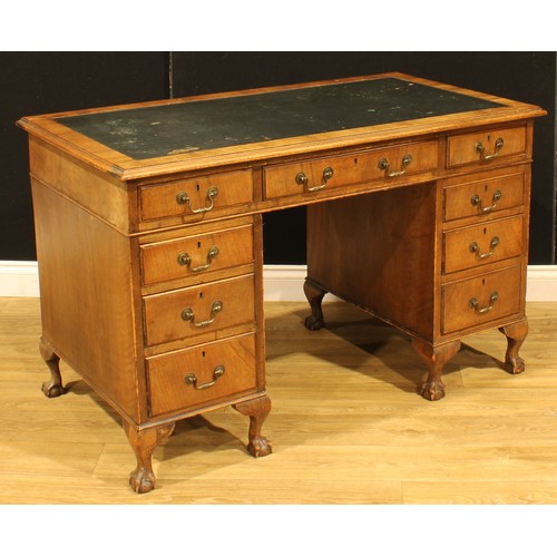 118 - A George III style mahogany desk, 76.5cm high, 123cm wide, 66cm deep