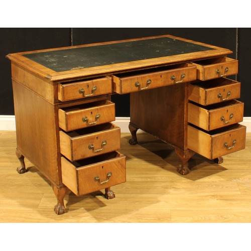 118 - A George III style mahogany desk, 76.5cm high, 123cm wide, 66cm deep