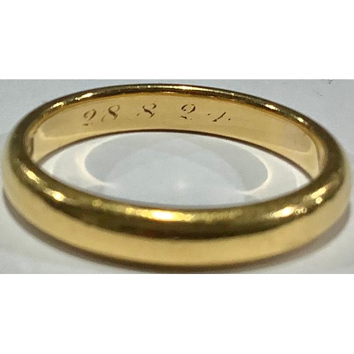 670 - A 22ct gold wedding band, size O, London 1923, the interior engraved 28.8.24, 5g