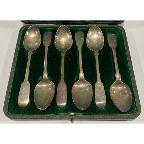 729 - A set of six Victorian fiddle pattern tea spoons, London, 1850, 86.5g