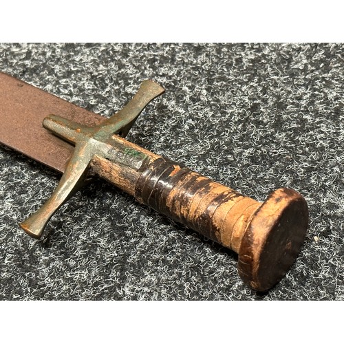 2050 - Sudanese Kaskara sword with double edged blade 620mm in length. No makers marks. Traces of decoratio... 