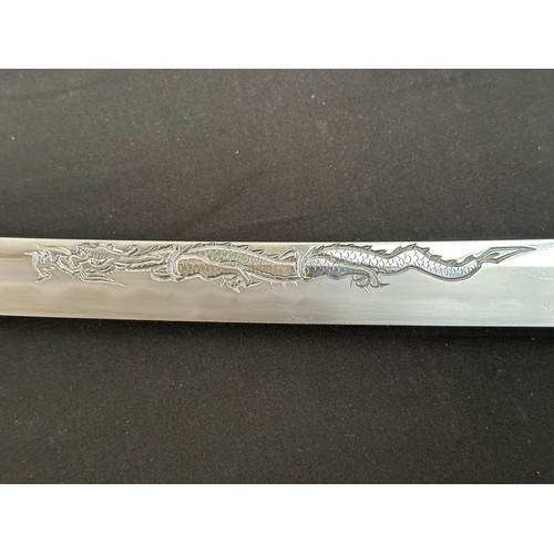 2083 - Japanese Katana Sword with single edged blade 715mm in length with good Hamon line to the cutting ed... 