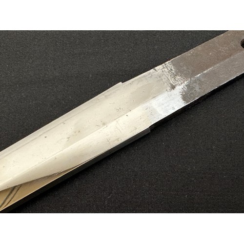 2087 - Japanese Wakizashi Sword Blade, 599mm in length, Hamon line to the cutting edge. Tang is unsigned. W... 