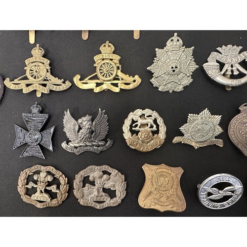 2200 - WW2 British Cap badge collection of approx 100 badges. WW2 and some post war ERII Staybrite examples... 