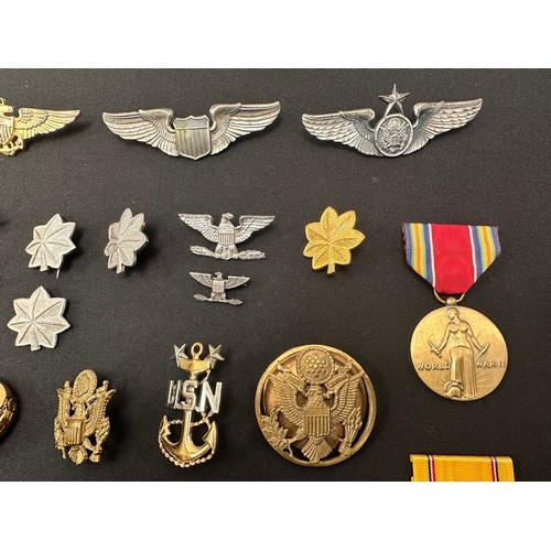 2290 - A collection of mixed US and British badges and insignia. Includes US wings and USN and Army rings. ... 