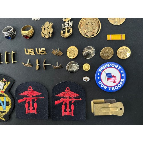 2290 - A collection of mixed US and British badges and insignia. Includes US wings and USN and Army rings. ... 