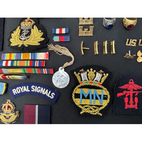 2290 - A collection of mixed US and British badges and insignia. Includes US wings and USN and Army rings. ... 