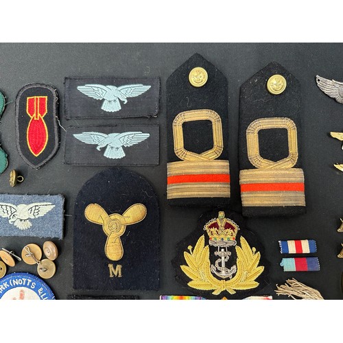 2290 - A collection of mixed US and British badges and insignia. Includes US wings and USN and Army rings. ... 