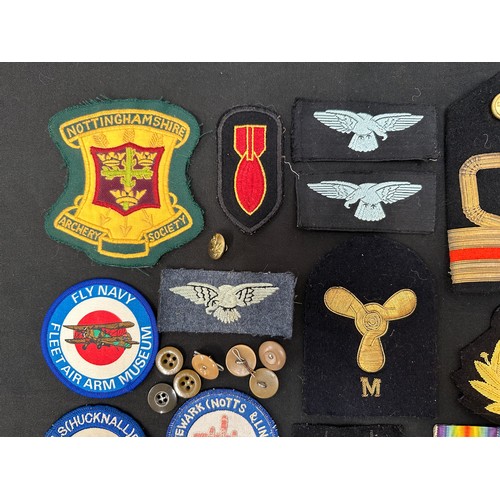 2290 - A collection of mixed US and British badges and insignia. Includes US wings and USN and Army rings. ... 