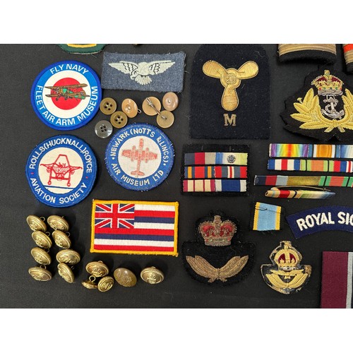 2290 - A collection of mixed US and British badges and insignia. Includes US wings and USN and Army rings. ... 