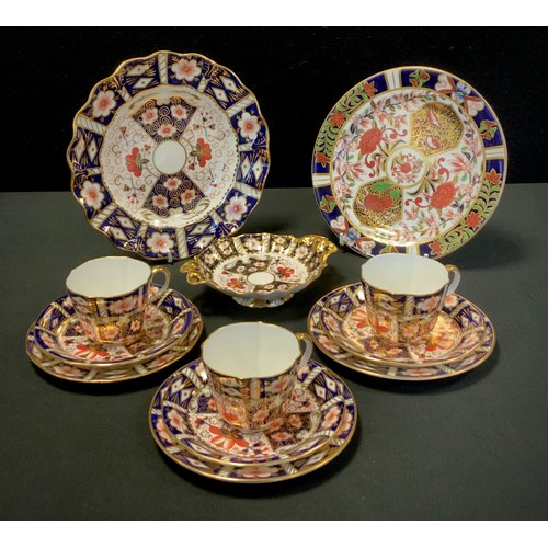 26 - Royal Crown Derby 2451 table ware inc three trios, Wavy rim plate, footed trinket bowl, 19th century... 