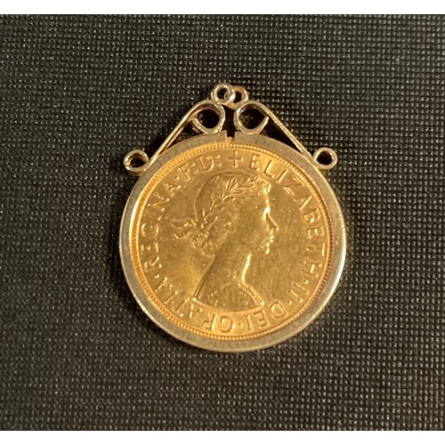 384 - An Elizabeth II sovereign, 9ct pendant mount, 1959, London mint, 9.6g gross