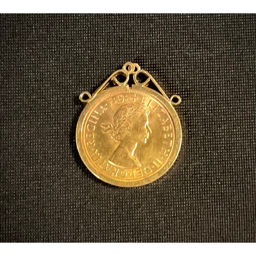 389 - An Elizabeth II sovereign, 9ct pendant mount, 1963, London mint, 9.5g gross