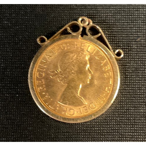 392 - An Elizabeth II sovereign, 9ct pendant mount, 1958, London mint, 9.6g gross