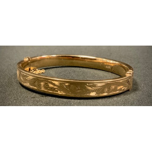 422 - A 9ct gold hollow hinged bangle, 13g