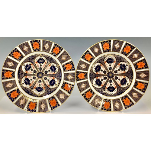 31 - A pair of Royal Crown Derby 1128 pattern dinner plates, 27cm diameter, second quality