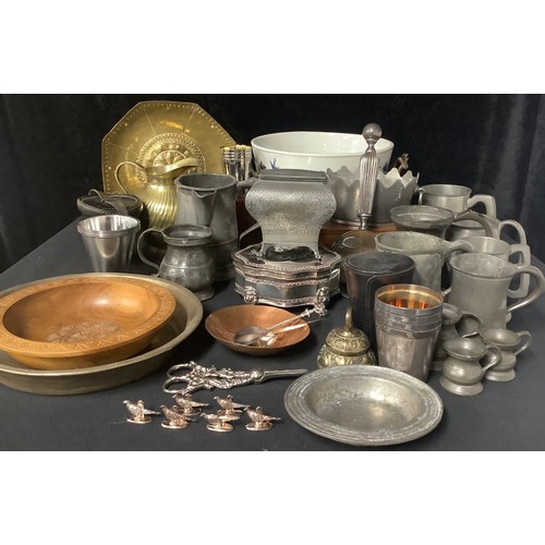 221 - Boxes and Objects - George IV and later pewter mugs; a pewter caddy; grape shears; a set of four Gai... 