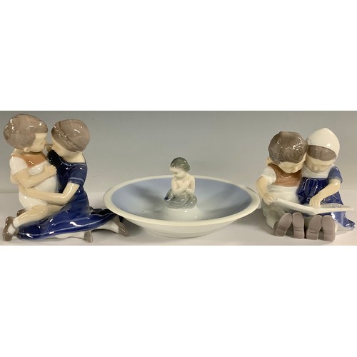 289 - A Danish Bing & Grøndahl figure group, Children Reading, designed by Ingeborg Plockross-Irminger, nu... 