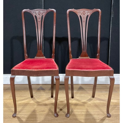 202 - A pair of Edwardian mahogany salon chairs, carved splats, serpentine seats, red velvet upholstery, 9... 