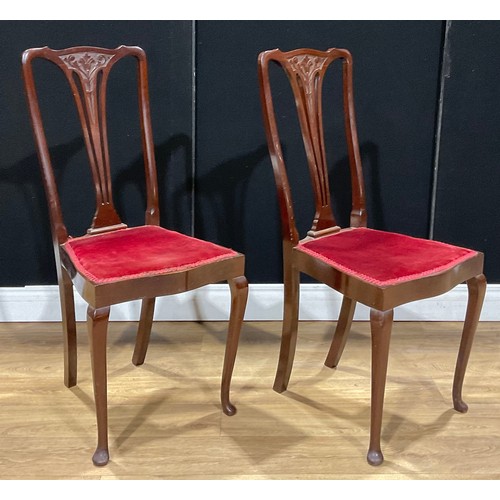 202 - A pair of Edwardian mahogany salon chairs, carved splats, serpentine seats, red velvet upholstery, 9... 