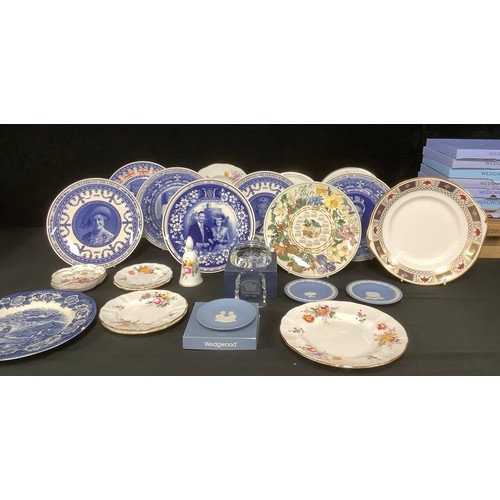 432 - Ceramics - Wedgwood collector's plates; Wedgwood Jasperware pin dishes; Royal Crown Derby Posies pat... 