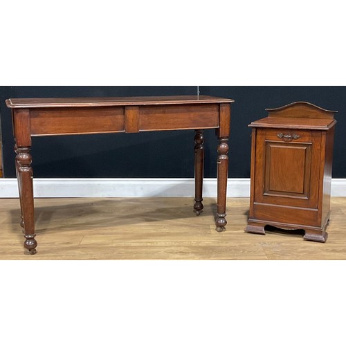 105A - A Victorian oak side or serving table, c.1880; a late Victorian walnut purdonium, c.1890 (2)