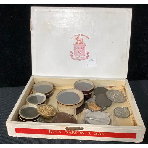 451 - British medallions – Pytchley Straw box containing a number of mainly British base metal medallions,... 