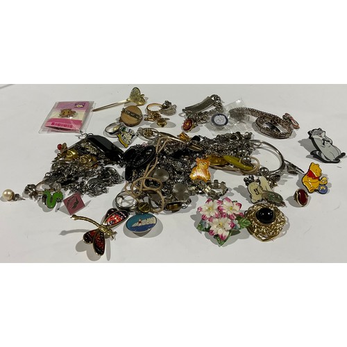 479 - A collection of jewellery, badges, etc