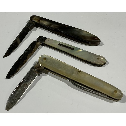 500 - A mother of pearl and silver blade penknife; a horn and mother of pearl silver blade penknife (3)