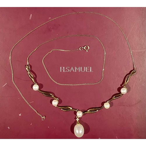 524 - A 9ct gold and pearl necklace