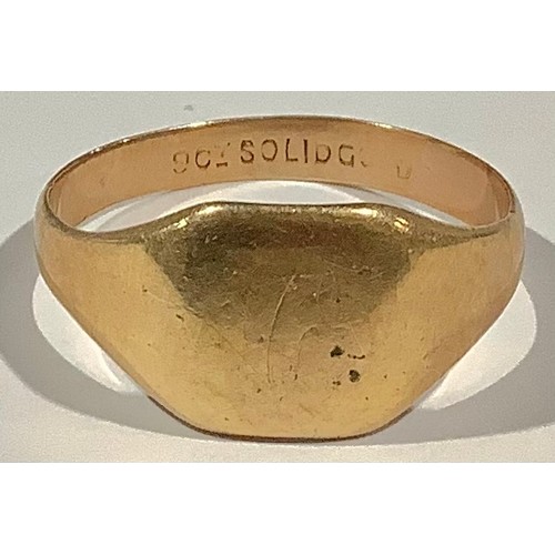 526 - A 9ct gold signet ring, 3.2g