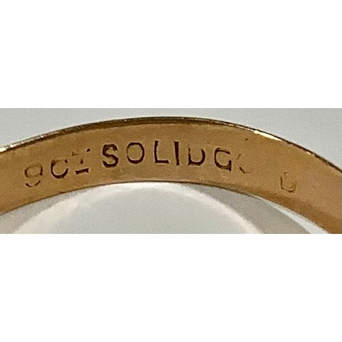 526 - A 9ct gold signet ring, 3.2g