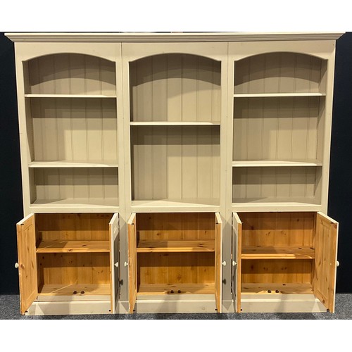 215A - A large contemporary painted pine library bookcase, 199cm high, 225.5cm wide, 34.5cm deep