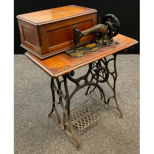 96 - A cast iron Singer sewing machine, on cast iron treadle base, early 20th century, (number 216735 / 1... 